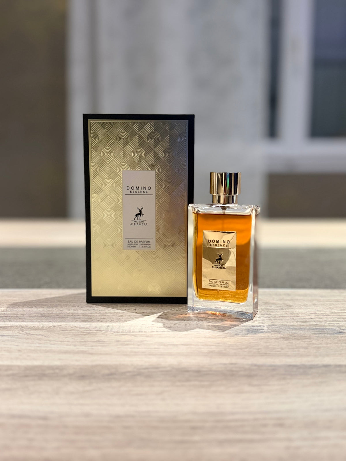 Domino Essence – flacon et boîte